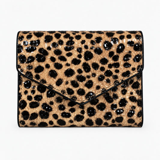 محفظة مستوردة بتصميم Leopard Chic تخطف الأنظار