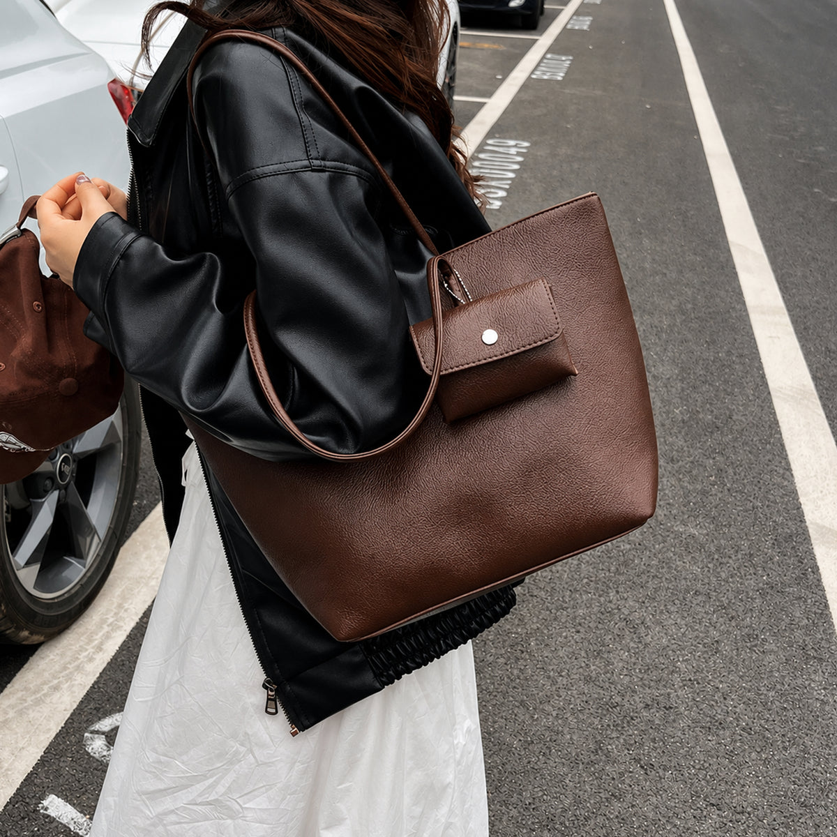 شنطة Tote مستوردة بتصميم ناعم وراقي مع Pouch