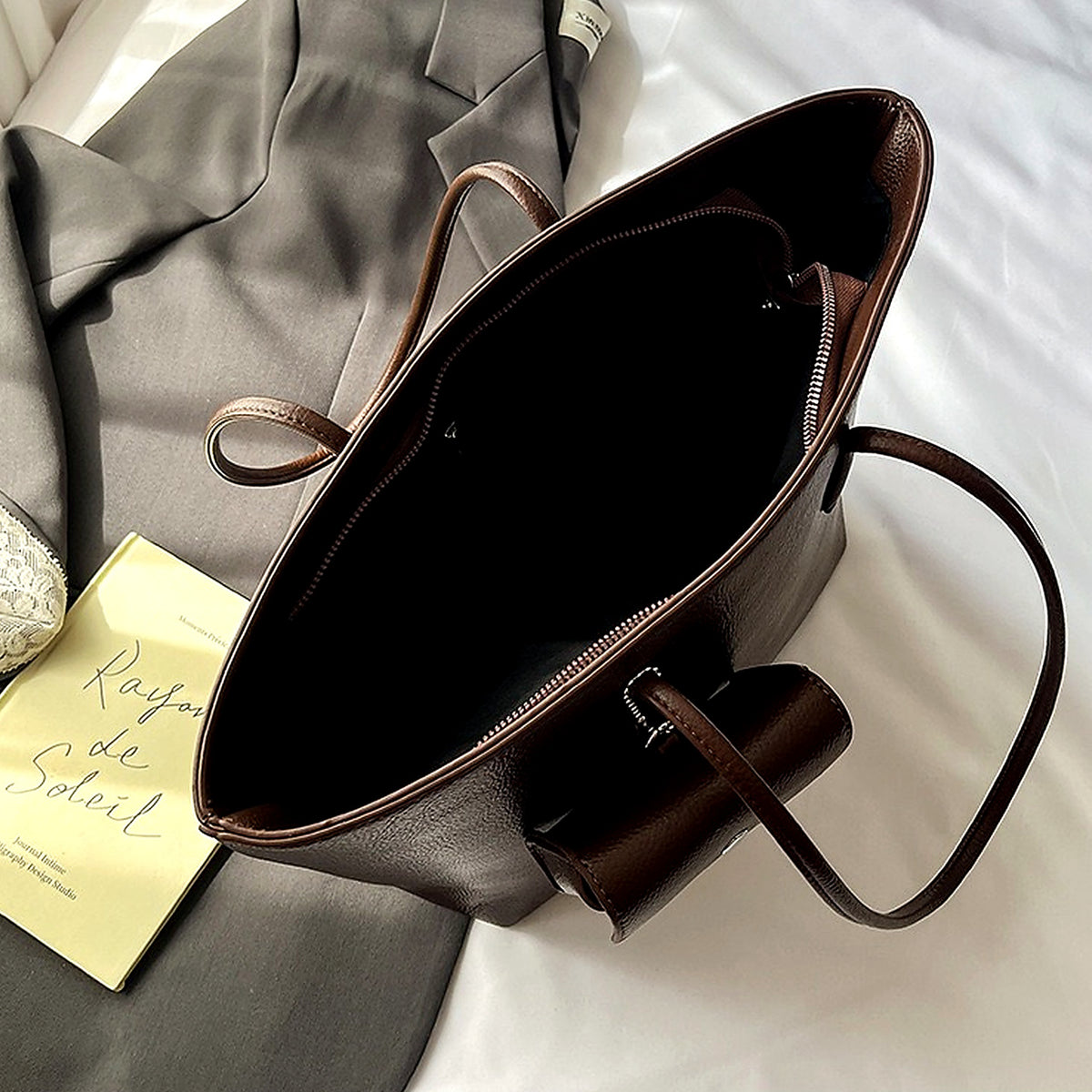 شنطة Tote مستوردة بتصميم ناعم وراقي مع Pouch