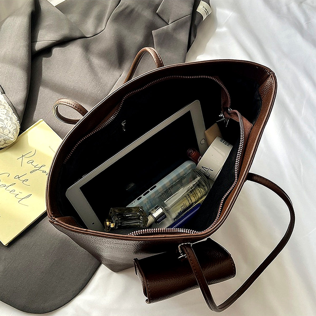 شنطة Tote مستوردة بتصميم ناعم وراقي مع Pouch