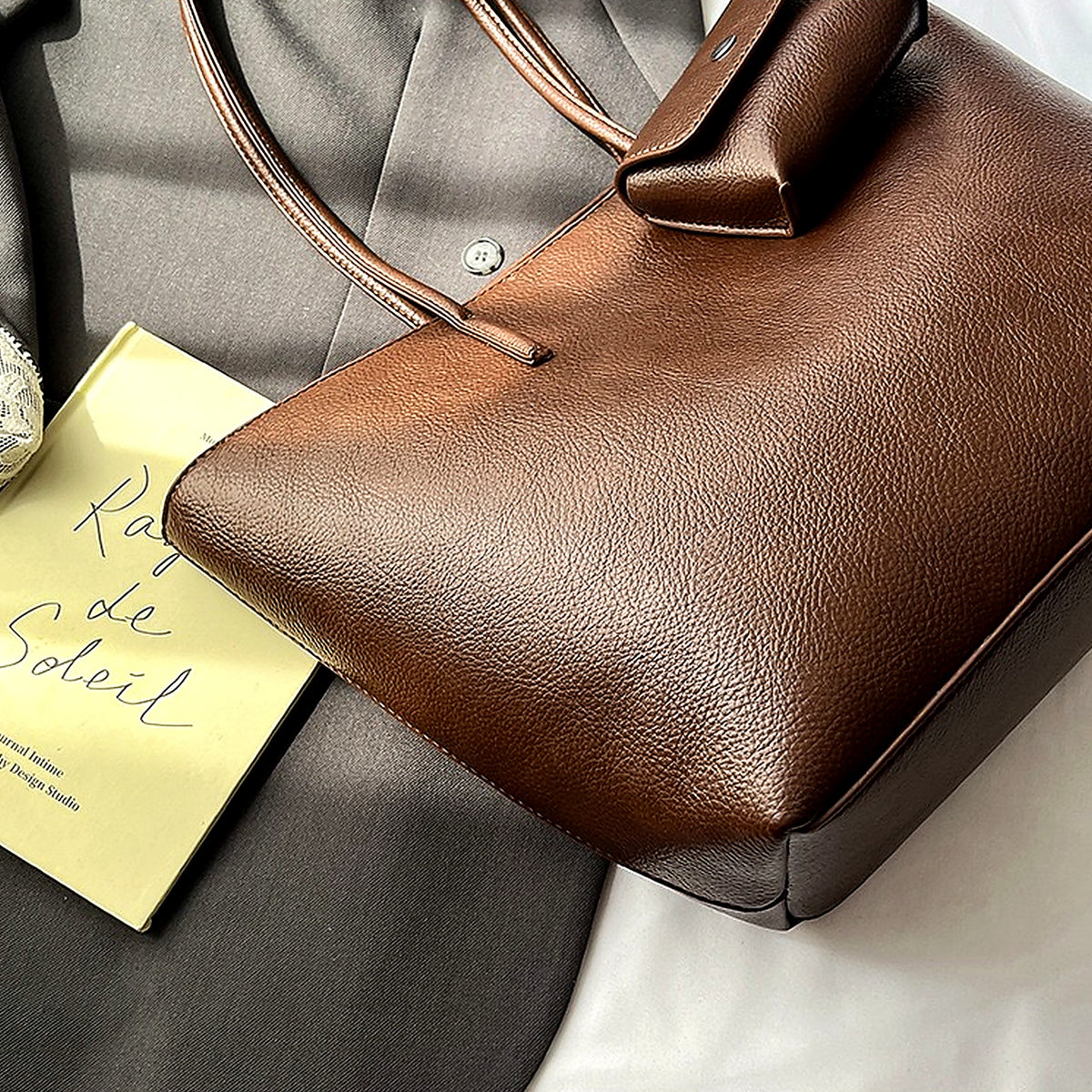 شنطة Tote مستوردة بتصميم ناعم وراقي مع Pouch