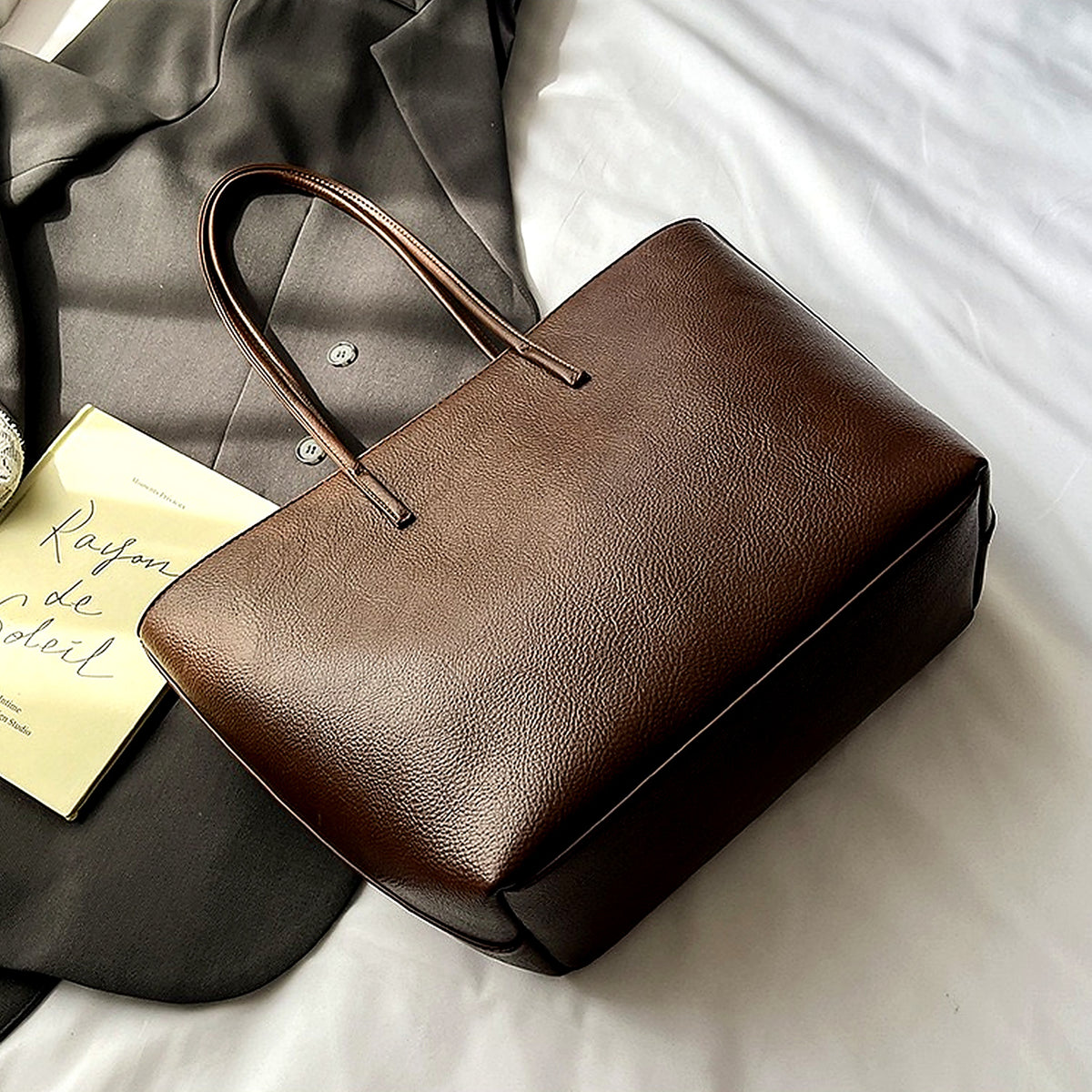 شنطة Tote مستوردة بتصميم ناعم وراقي مع Pouch