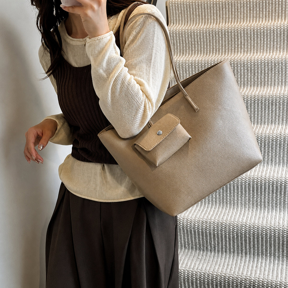 شنطة Tote مستوردة بتصميم ناعم وراقي مع Pouch
