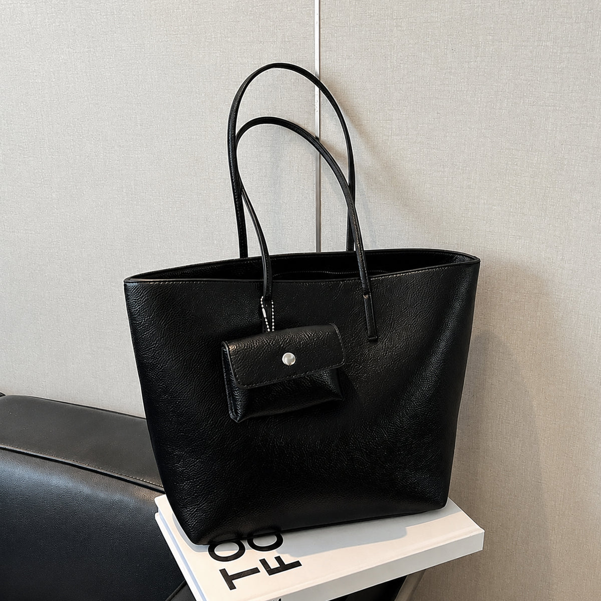 شنطة Tote مستوردة بتصميم ناعم وراقي مع Pouch