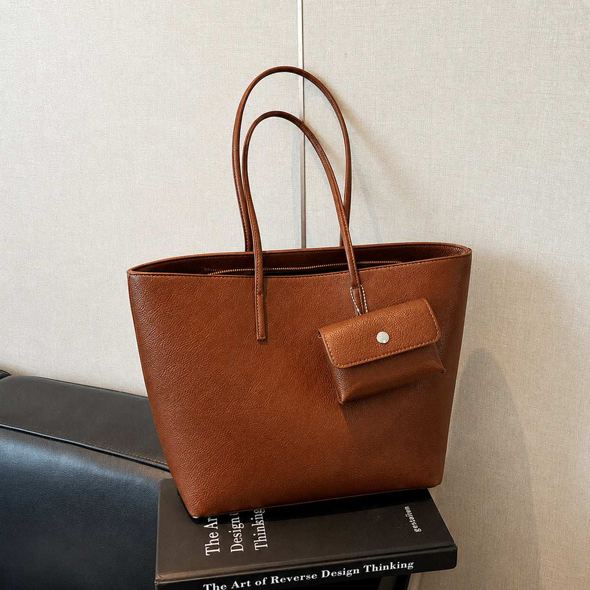 شنطة Tote مستوردة بتصميم ناعم وراقي مع Pouch