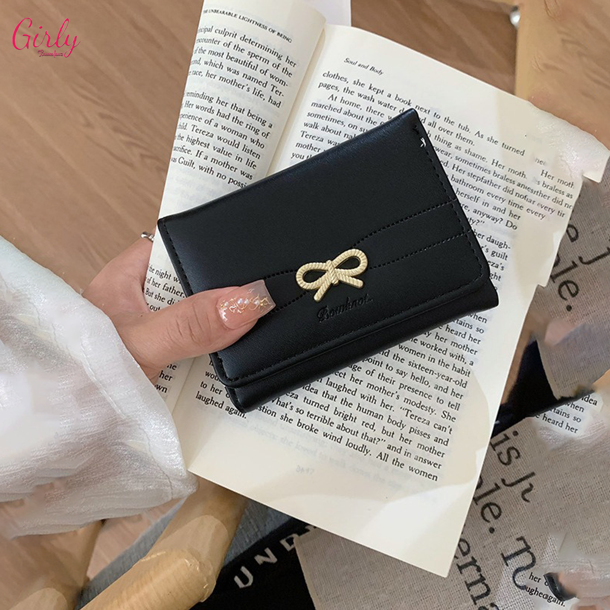 محفظة جلد أنيقة بفيونكة ذهبية ❤