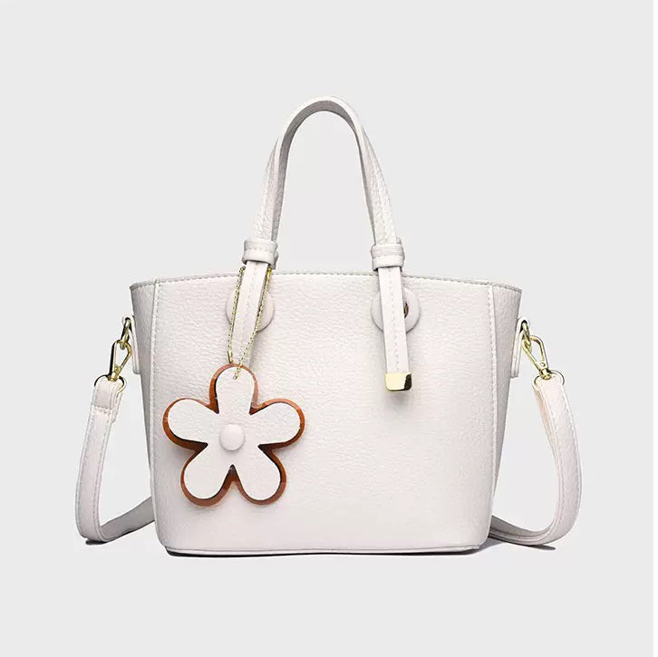 Chic Floral Charm Handbag – شنطة شيك بلمسة أنثوية