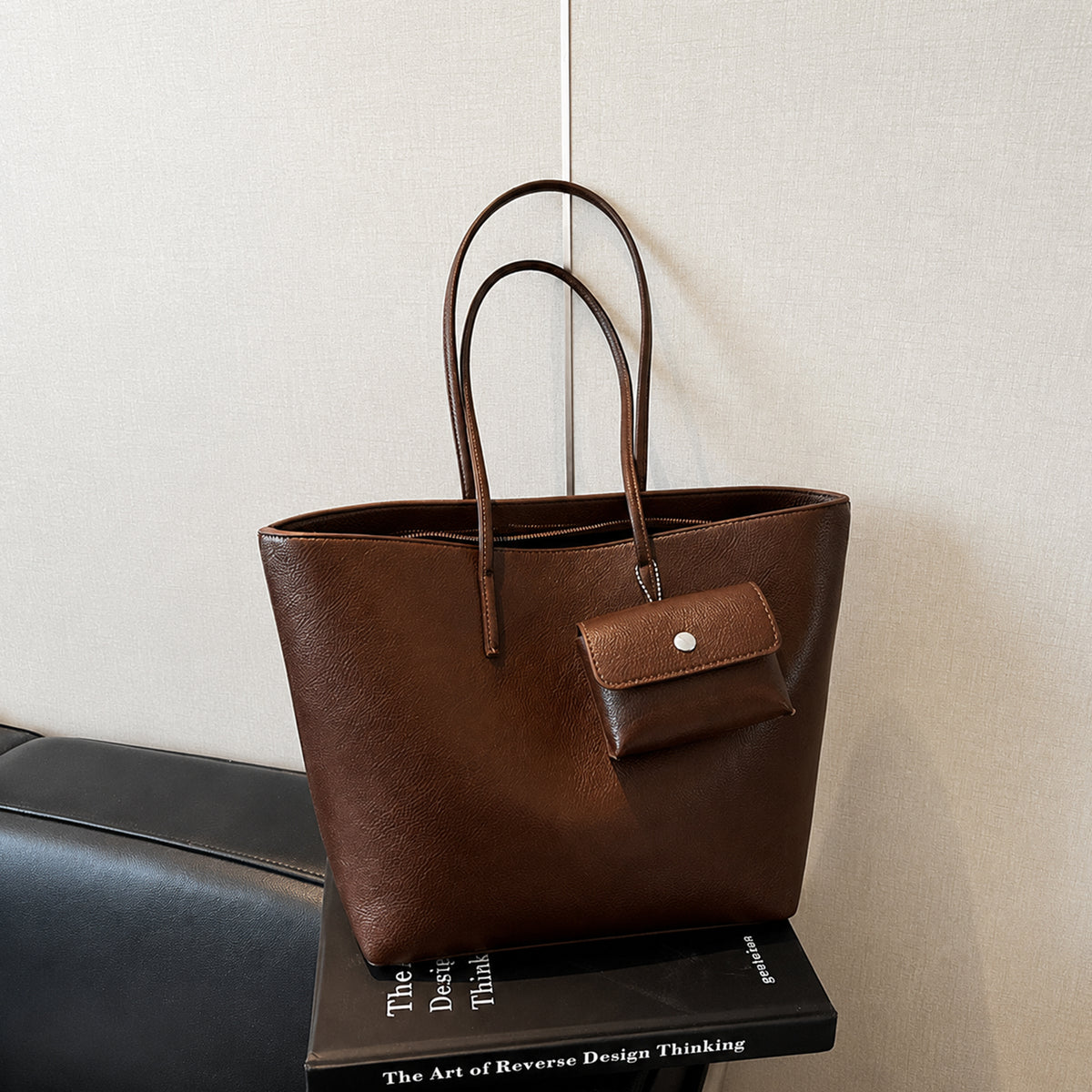 شنطة Tote مستوردة بتصميم ناعم وراقي مع Pouch