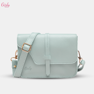 شنطة كروس جلد بتوقيع Girly ✨