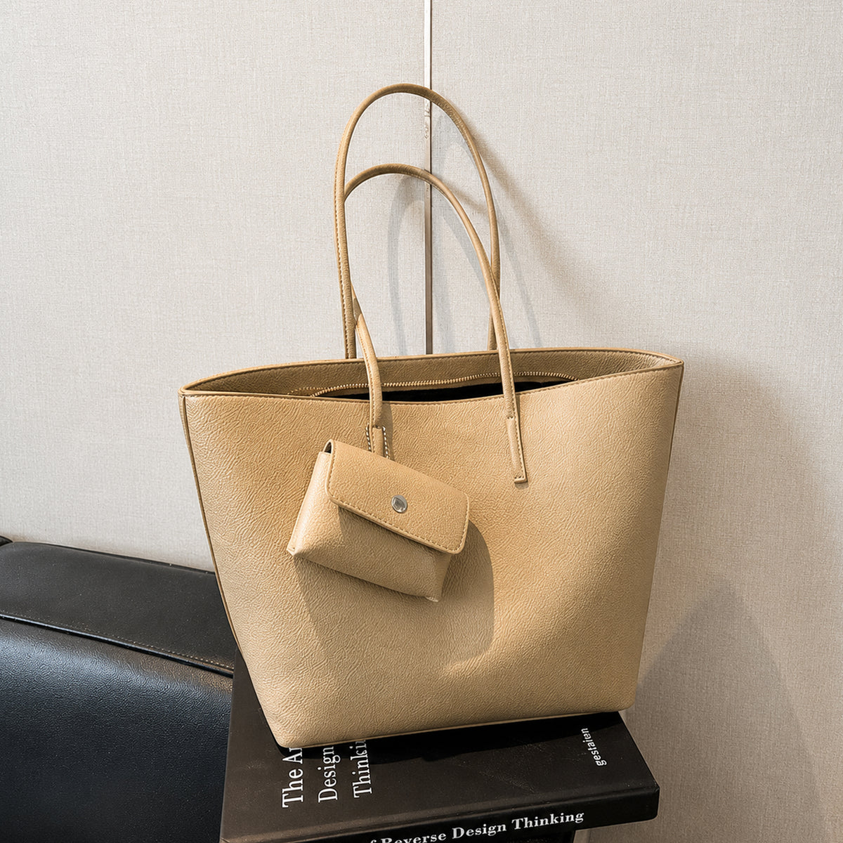 شنطة Tote مستوردة بتصميم ناعم وراقي مع Pouch