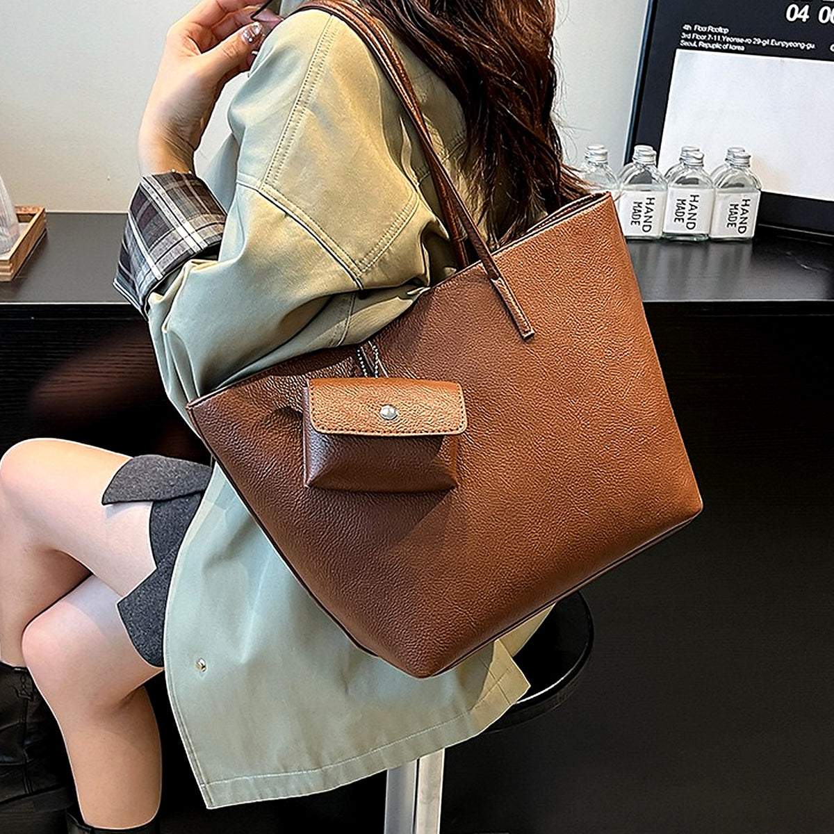 شنطة Tote مستوردة بتصميم ناعم وراقي مع Pouch