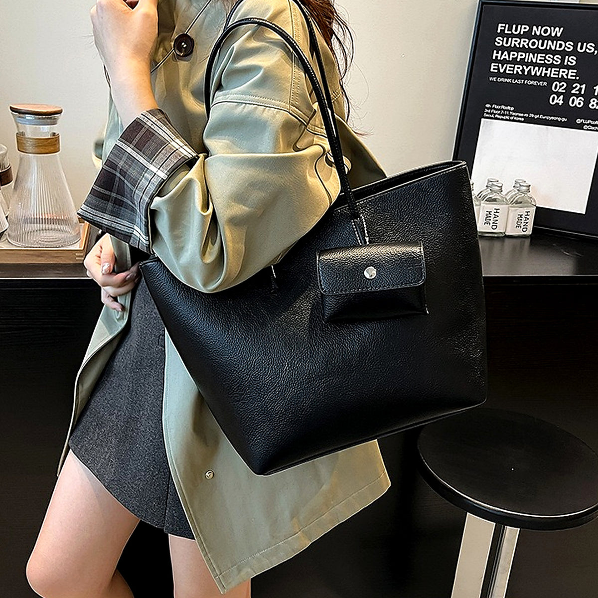 شنطة Tote مستوردة بتصميم ناعم وراقي مع Pouch