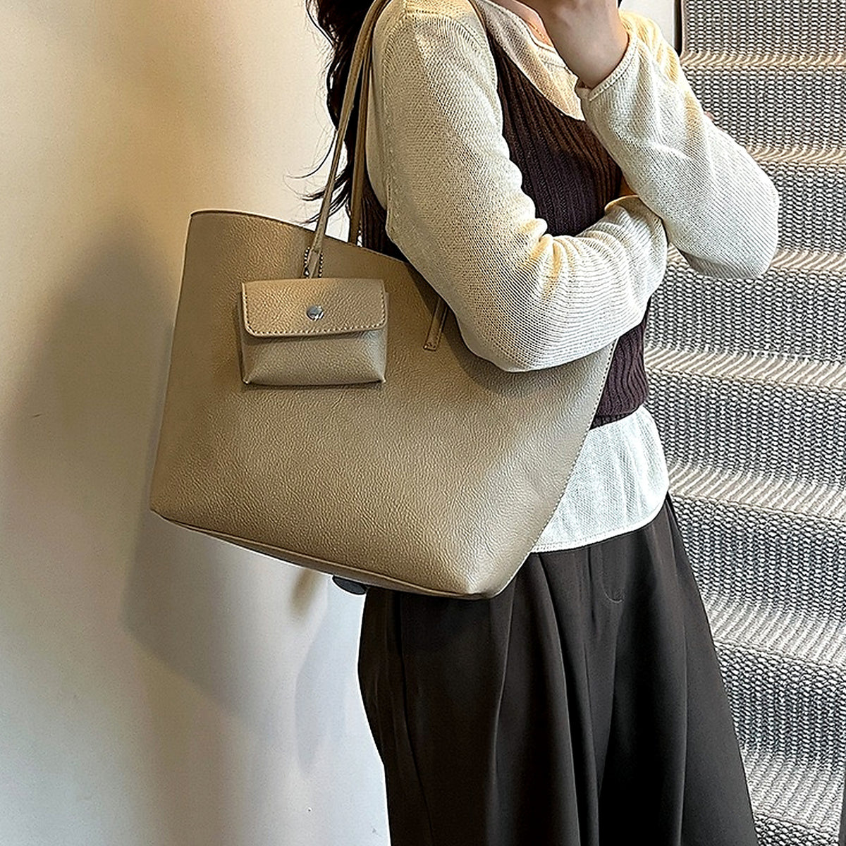 شنطة Tote مستوردة بتصميم ناعم وراقي مع Pouch