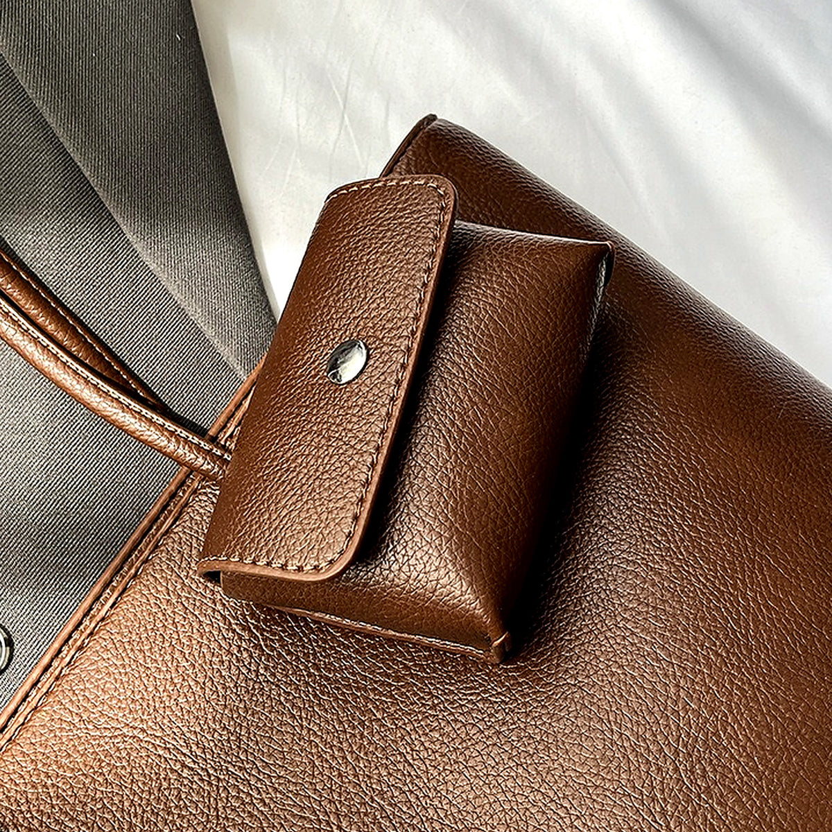 شنطة Tote مستوردة بتصميم ناعم وراقي مع Pouch
