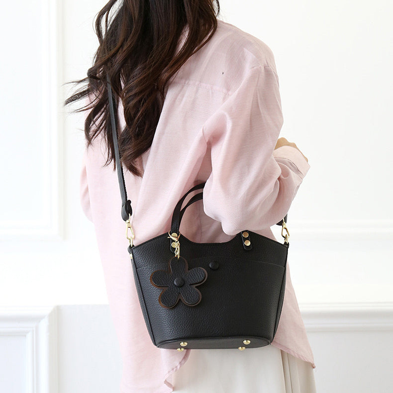 Flora Charm Handbag – شنطة أنيقة بلمسة أنثوية مميزة