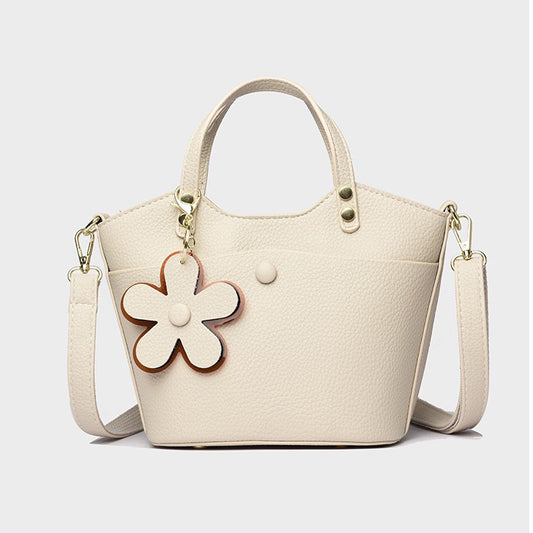 Flora Charm Handbag – شنطة أنيقة بلمسة أنثوية مميزة