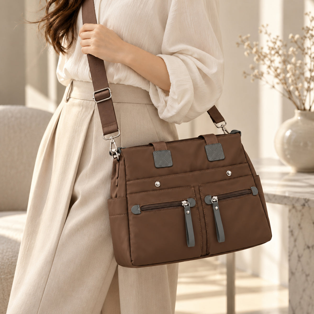 شنطة Girly ووتر بروف – المساحة اللي تستوعب يومك كله 👜✨