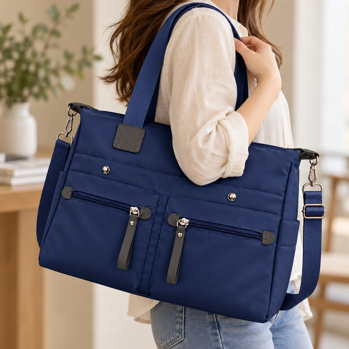 شنطة Girly ووتر بروف – المساحة اللي تستوعب يومك كله 👜✨