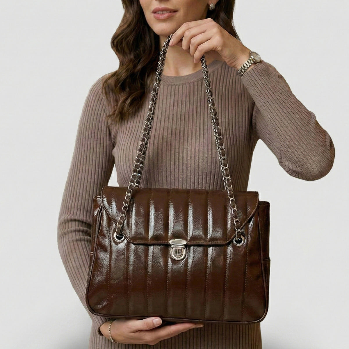 شنطة كتف مبطّنة جلد لامع بسلسلة — Quilted Glossy Leather Chain Shoulder Bag