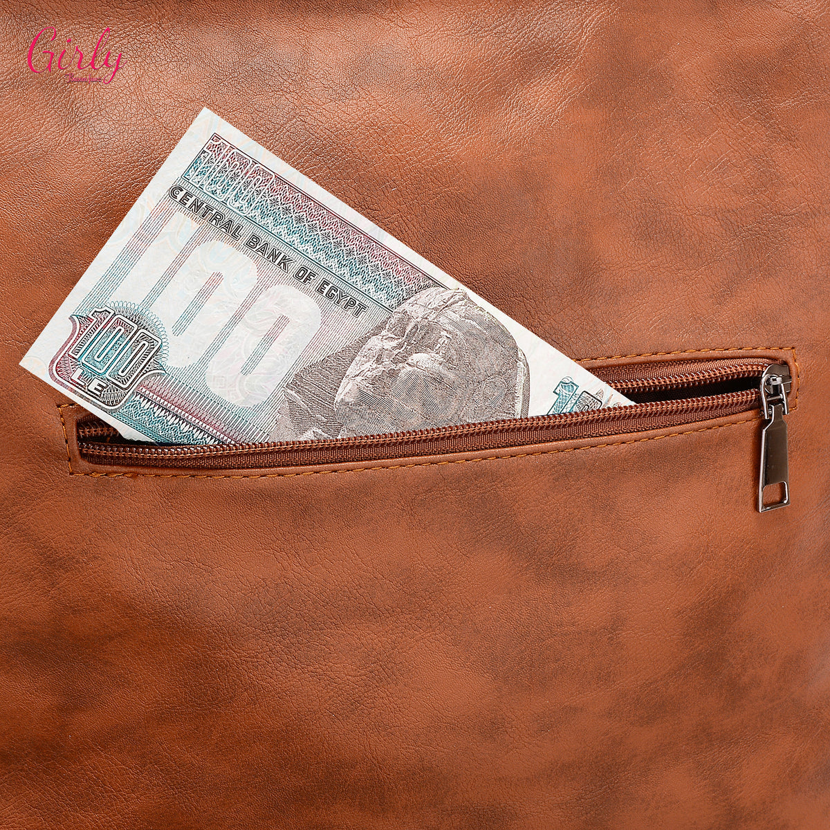 شنطة كتف جلد بتصميم أنيق يجمع بين العملية والفخامة
