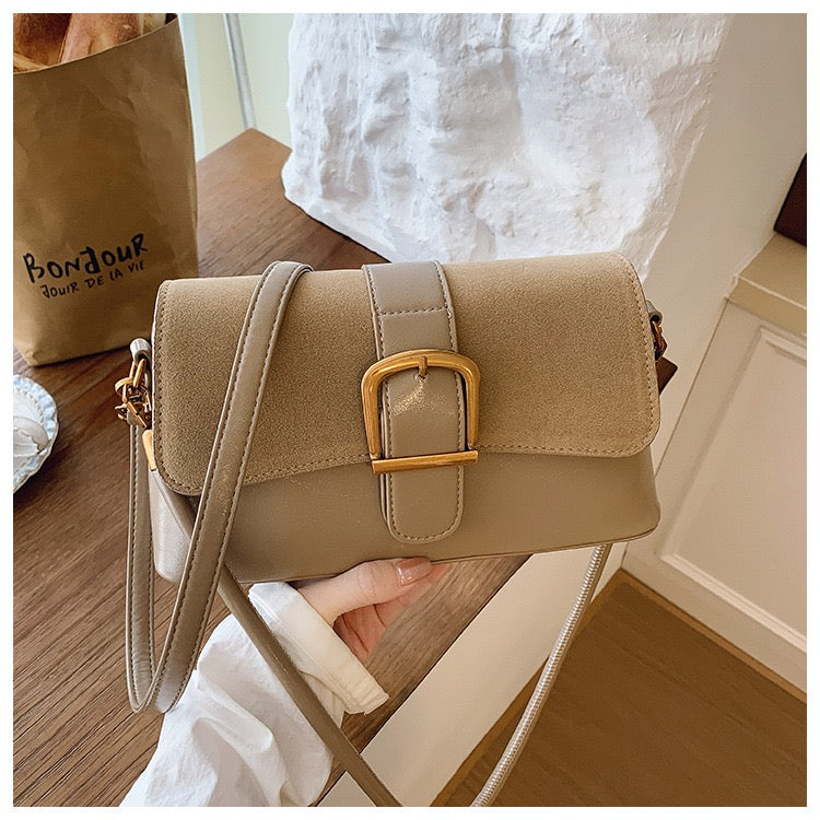 شنطة Chic بتفاصيل ذهبية أنيقة