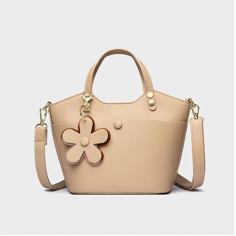 Flora Charm Handbag – شنطة أنيقة بلمسة أنثوية مميزة