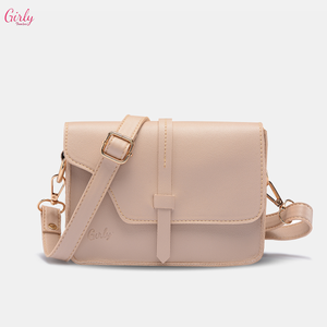 شنطة كروس جلد بتوقيع Girly ✨