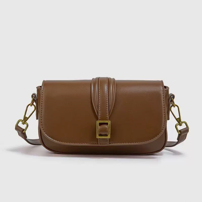 شنطة جلد بتفاصيل ذهبية – Leather Bag with Gold Details