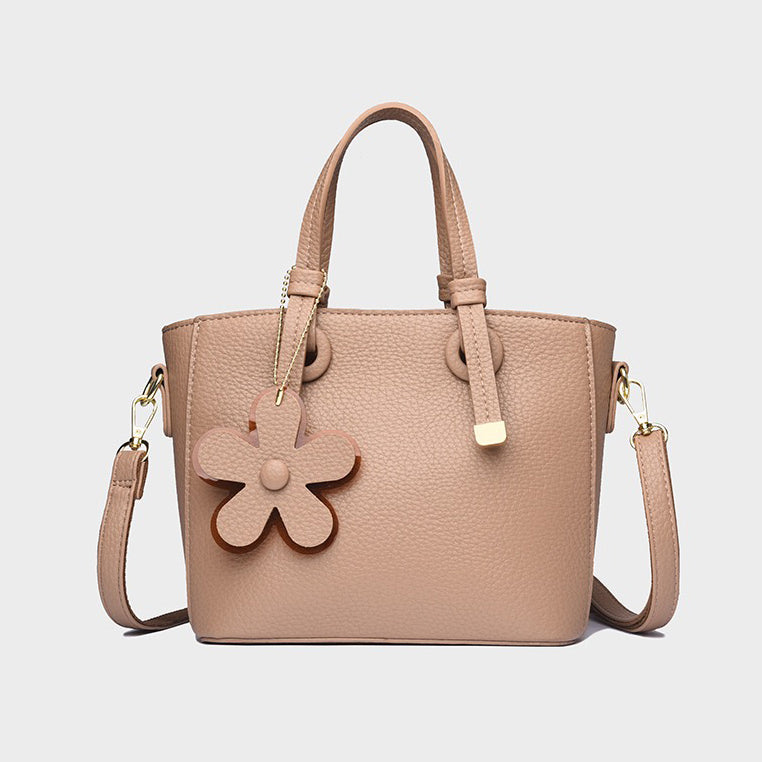 Chic Floral Charm Handbag – شنطة شيك بلمسة أنثوية