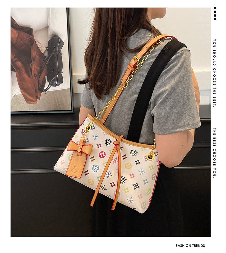 شنطة كاجوال شيك بتفاصيل مميزة – Chic Signature Handbag