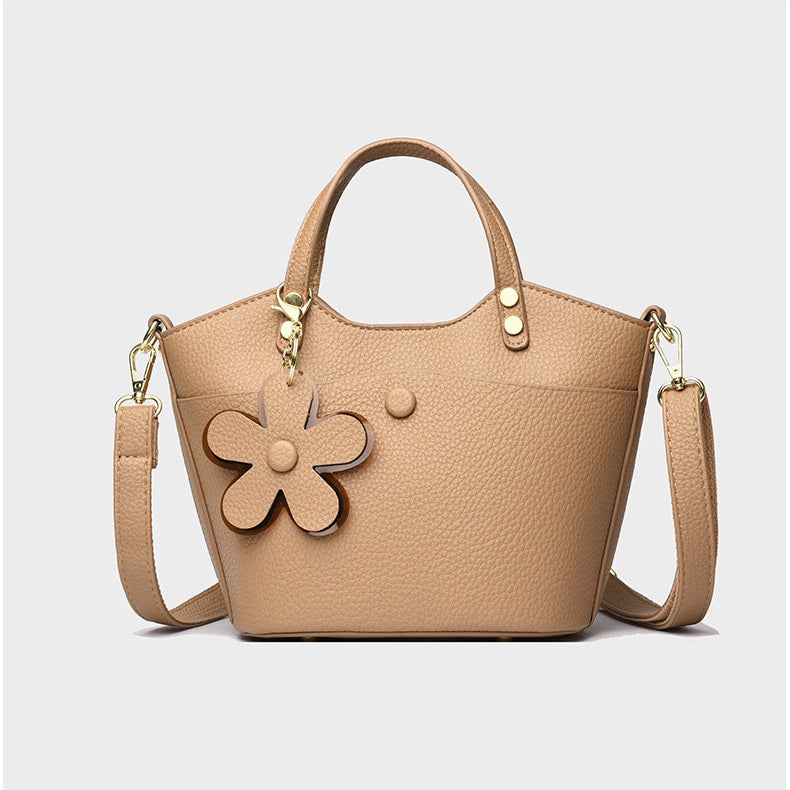 Flora Charm Handbag – شنطة أنيقة بلمسة أنثوية مميزة