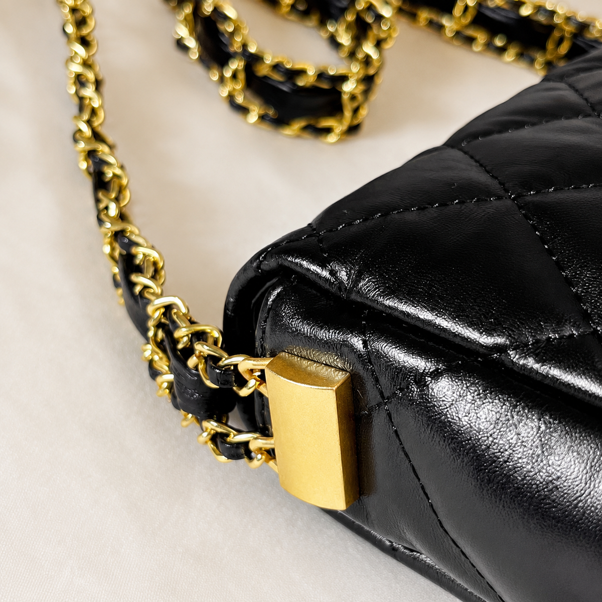 شنطة مستوردة مبطنة بسلسلة جولد | Quilted Chain Cross Bag
