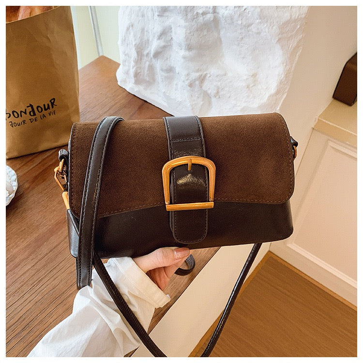 شنطة Chic بتفاصيل ذهبية أنيقة
