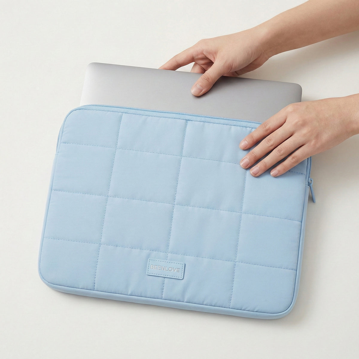 حافظة لابتوب مبطّنة مستوردة – Cloud Quilted Laptop Sleeve