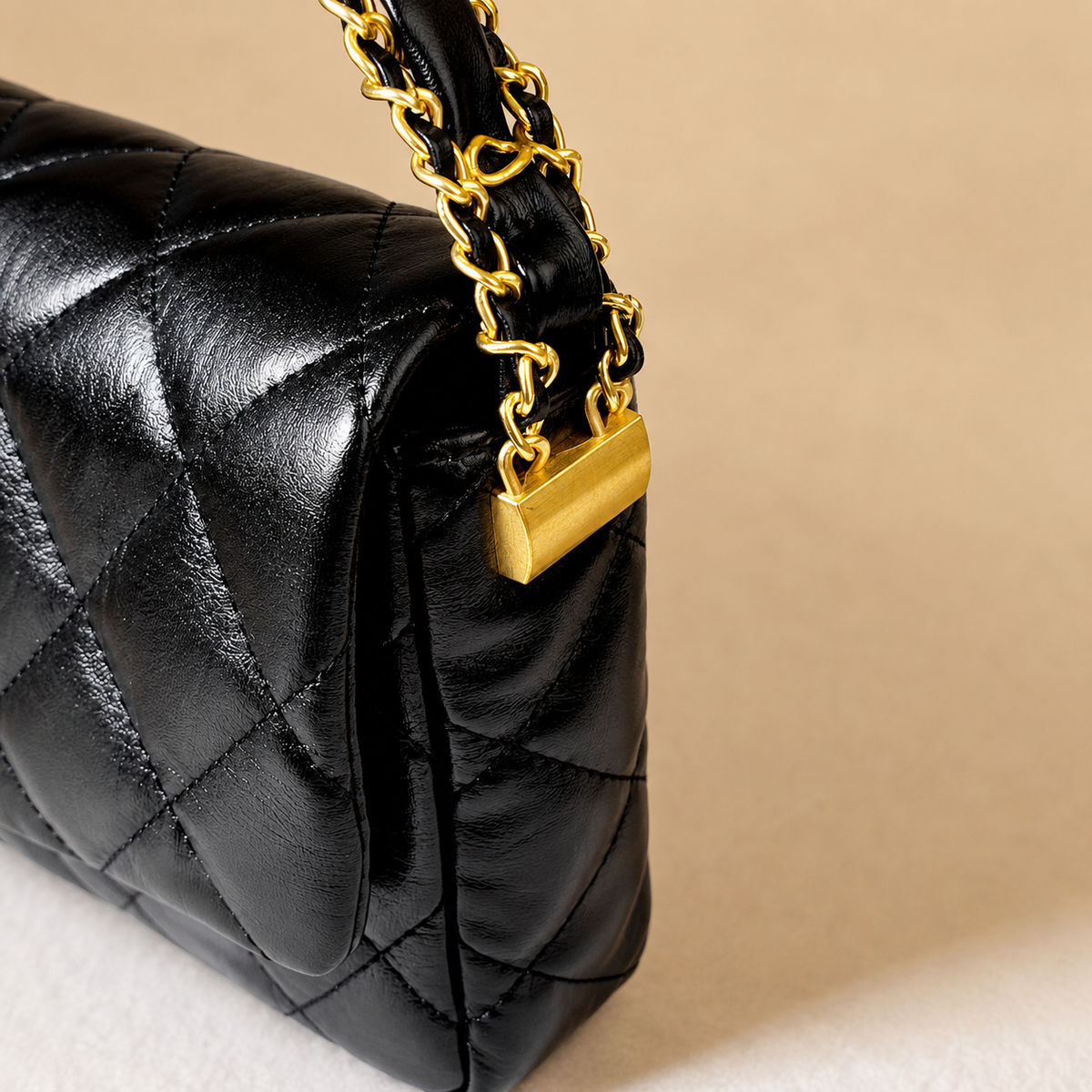 شنطة مستوردة مبطنة بسلسلة جولد | Quilted Chain Cross Bag