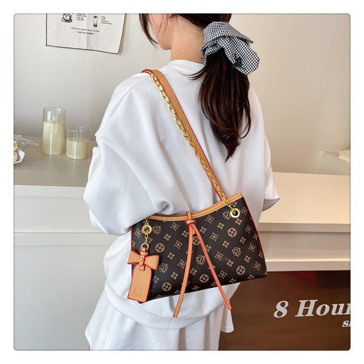 شنطة كاجوال شيك بتفاصيل مميزة – Chic Signature Handbag
