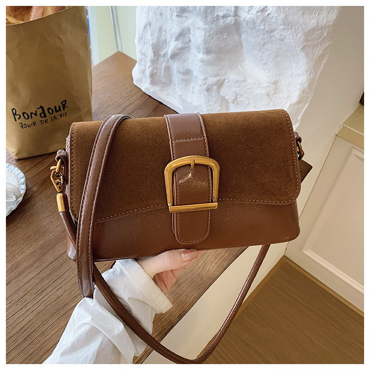 شنطة Chic بتفاصيل ذهبية أنيقة