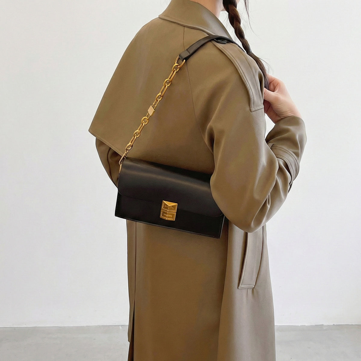 Girly Signature Chain Bag – شنطة جيرلي سيجنتشر بسلسلة جانبية