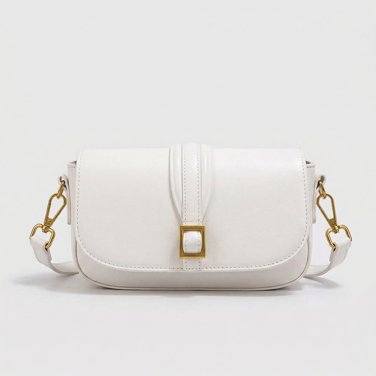 شنطة جلد بتفاصيل ذهبية – Leather Bag with Gold Details