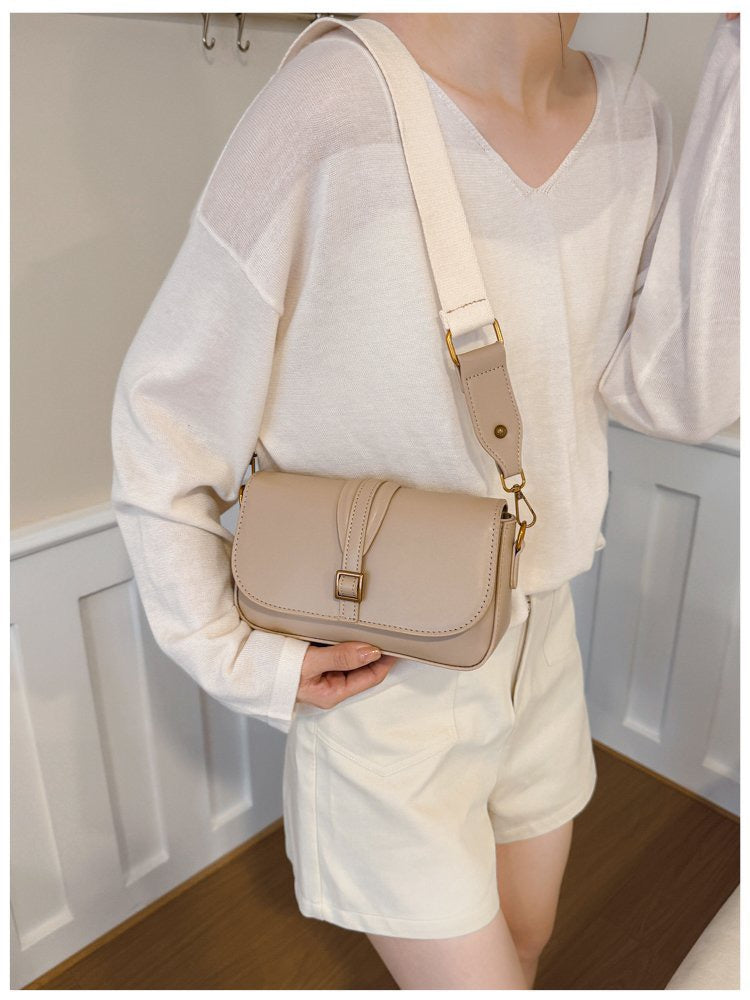 شنطة جلد بتفاصيل ذهبية – Leather Bag with Gold Details