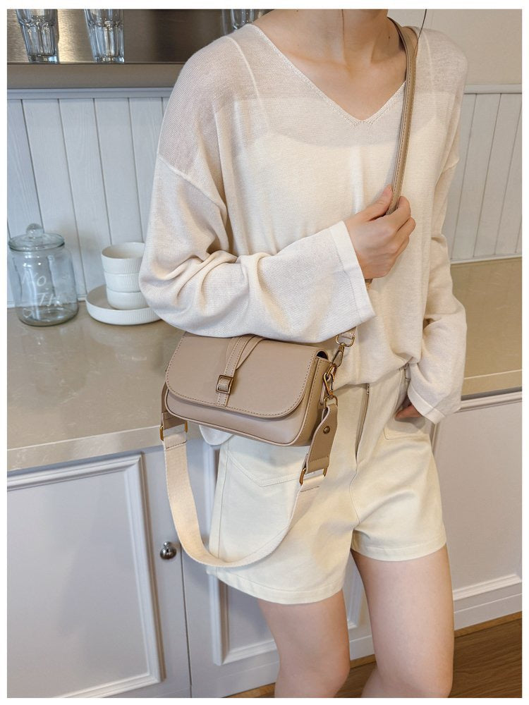 شنطة جلد بتفاصيل ذهبية – Leather Bag with Gold Details