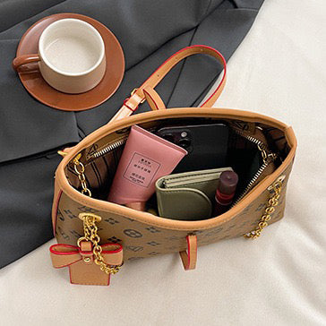 شنطة كاجوال شيك بتفاصيل مميزة – Chic Signature Handbag