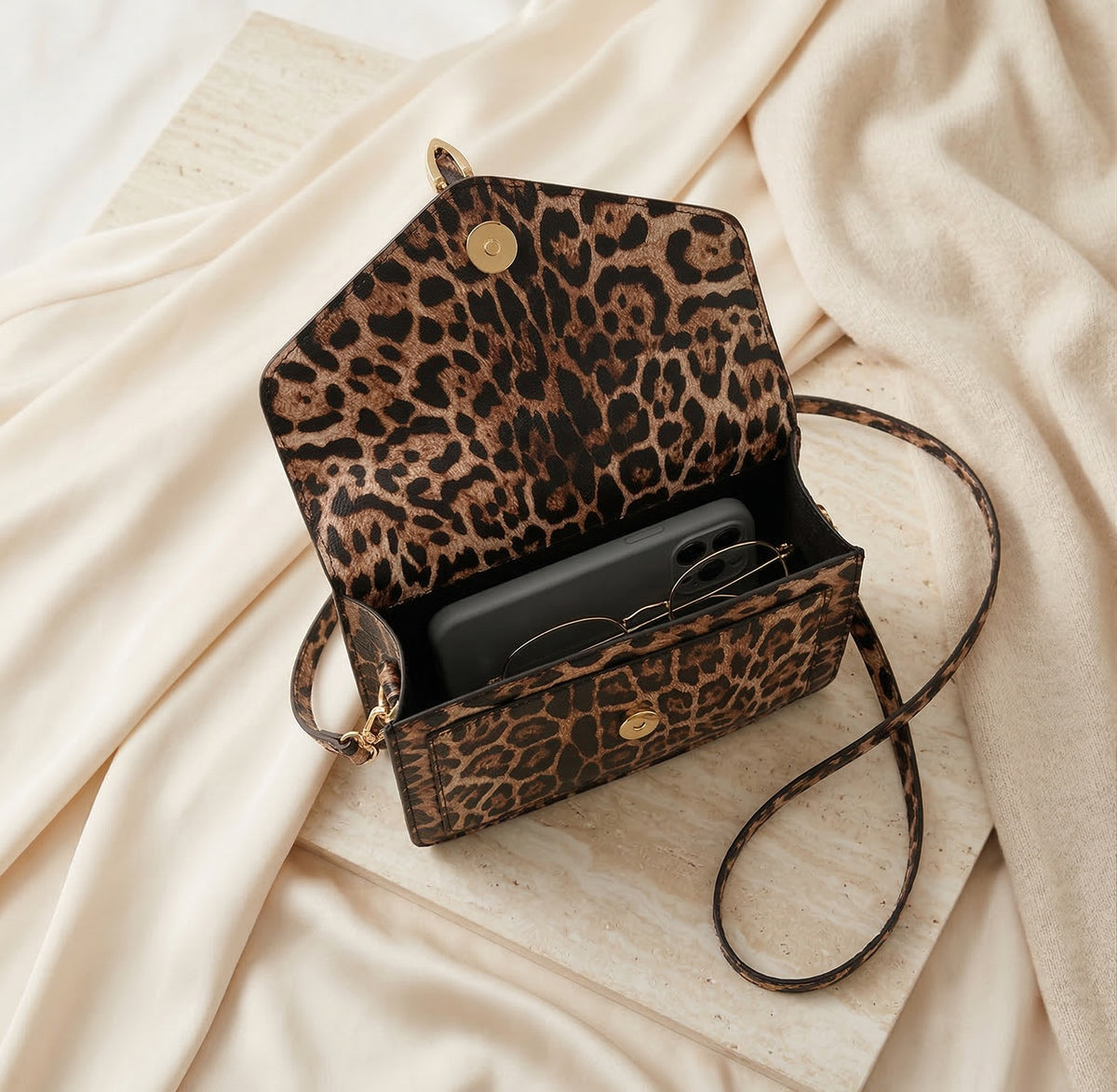 شنطة جلد بتصميم Leopard لإطلالة مميزة ✨