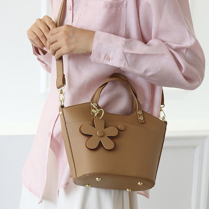 Flora Charm Handbag – شنطة أنيقة بلمسة أنثوية مميزة