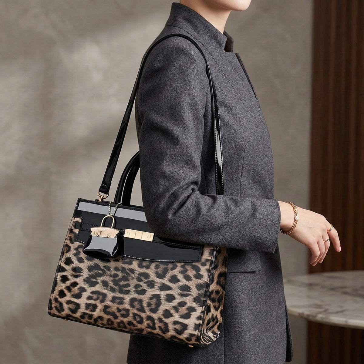 Luxury Leopard Handbag – شنطة جلد لامع لإطلالة راقية وعصرية