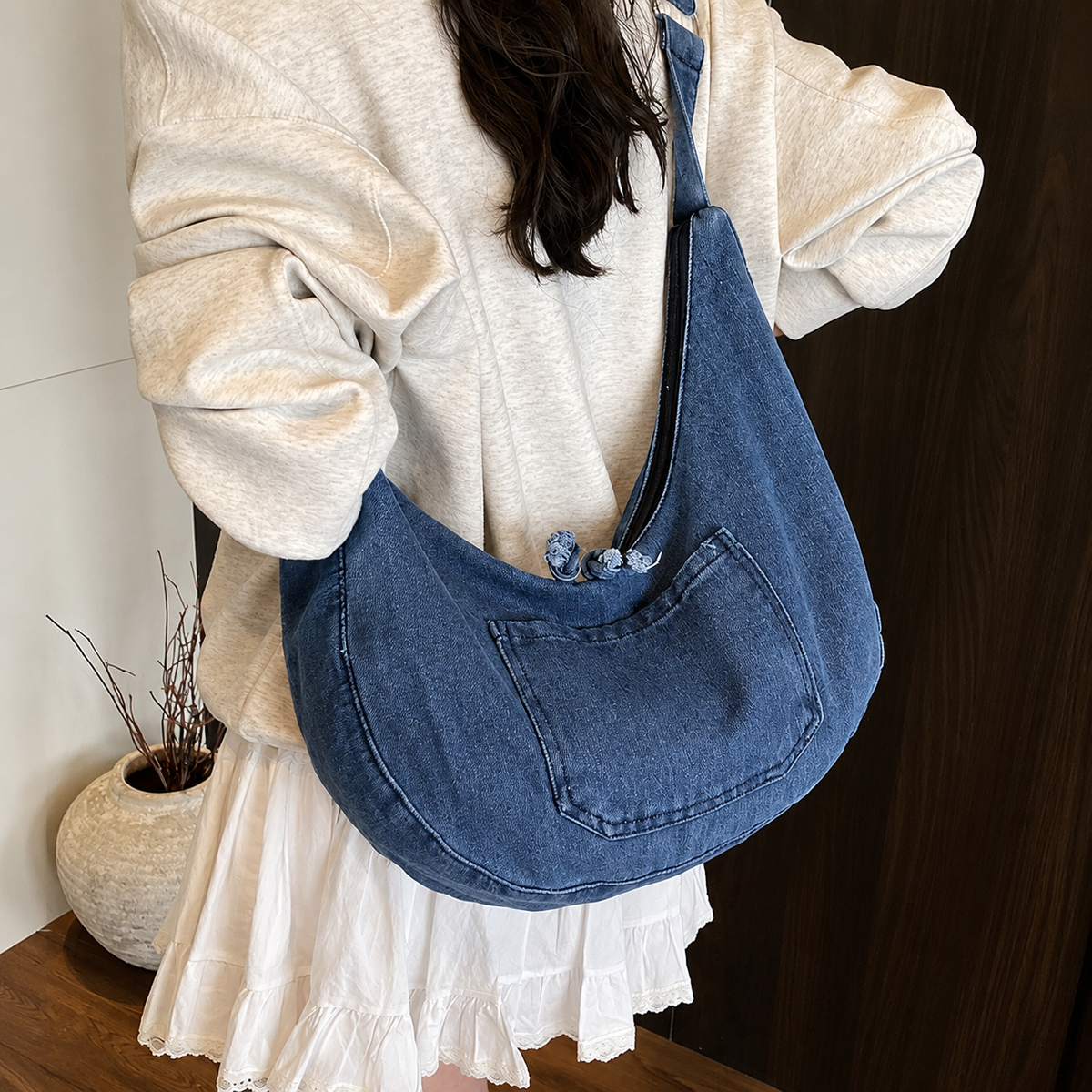 شنطة كتف مستوردة Denim Style بتفاصيل عصرية شيك 💙
