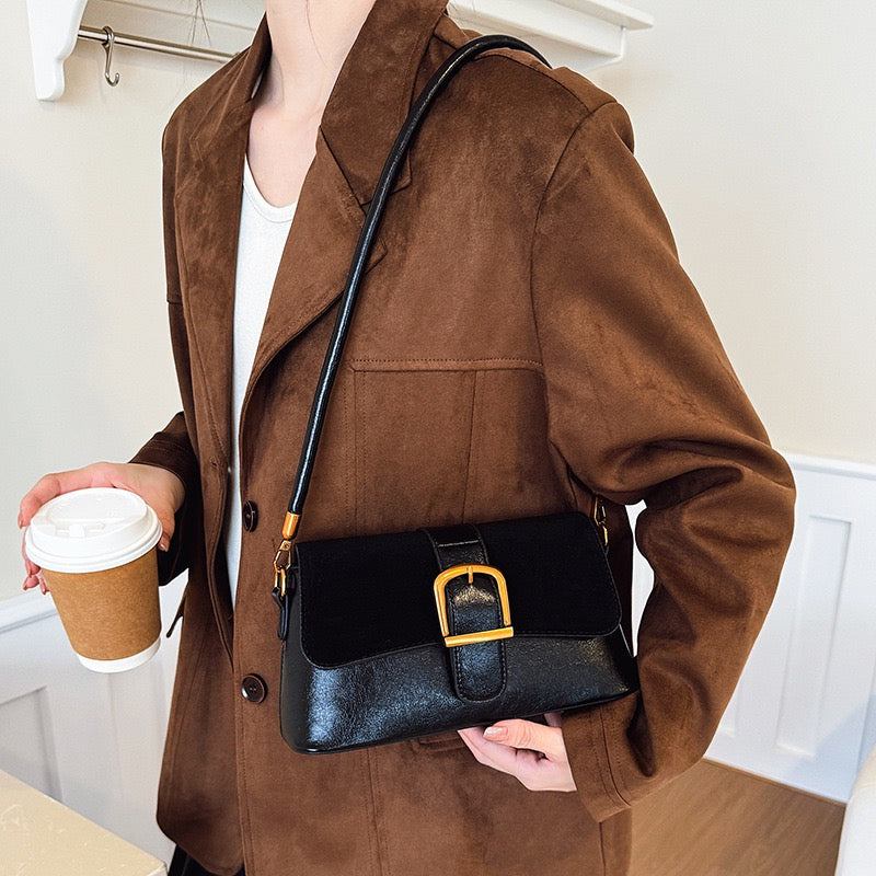 شنطة Chic بتفاصيل ذهبية أنيقة