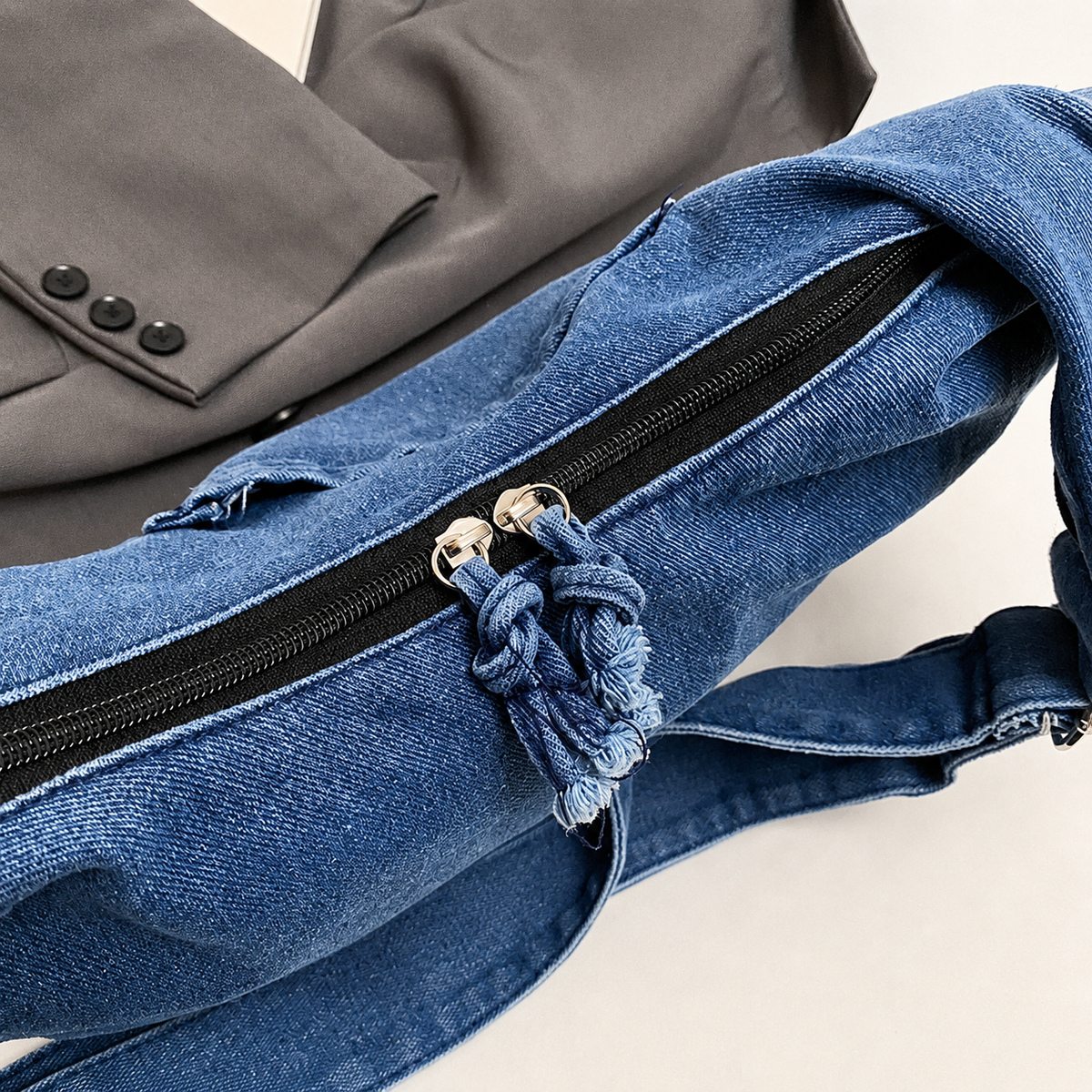 شنطة كتف مستوردة Denim Style بتفاصيل عصرية شيك 💙