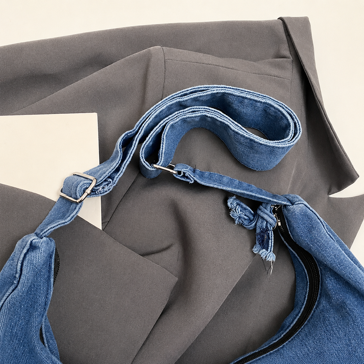 شنطة كتف مستوردة Denim Style بتفاصيل عصرية شيك 💙