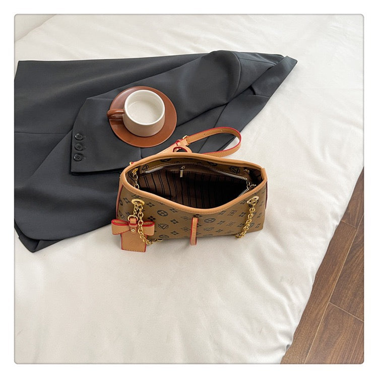 شنطة كاجوال شيك بتفاصيل مميزة – Chic Signature Handbag